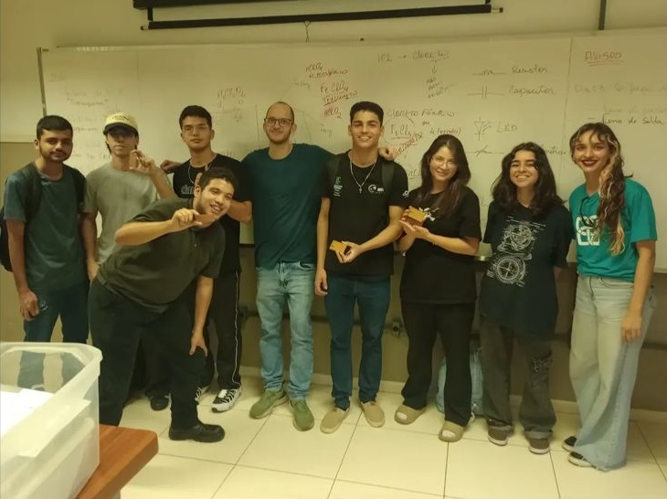Foto final com participantes segurando as placas confeccionadas