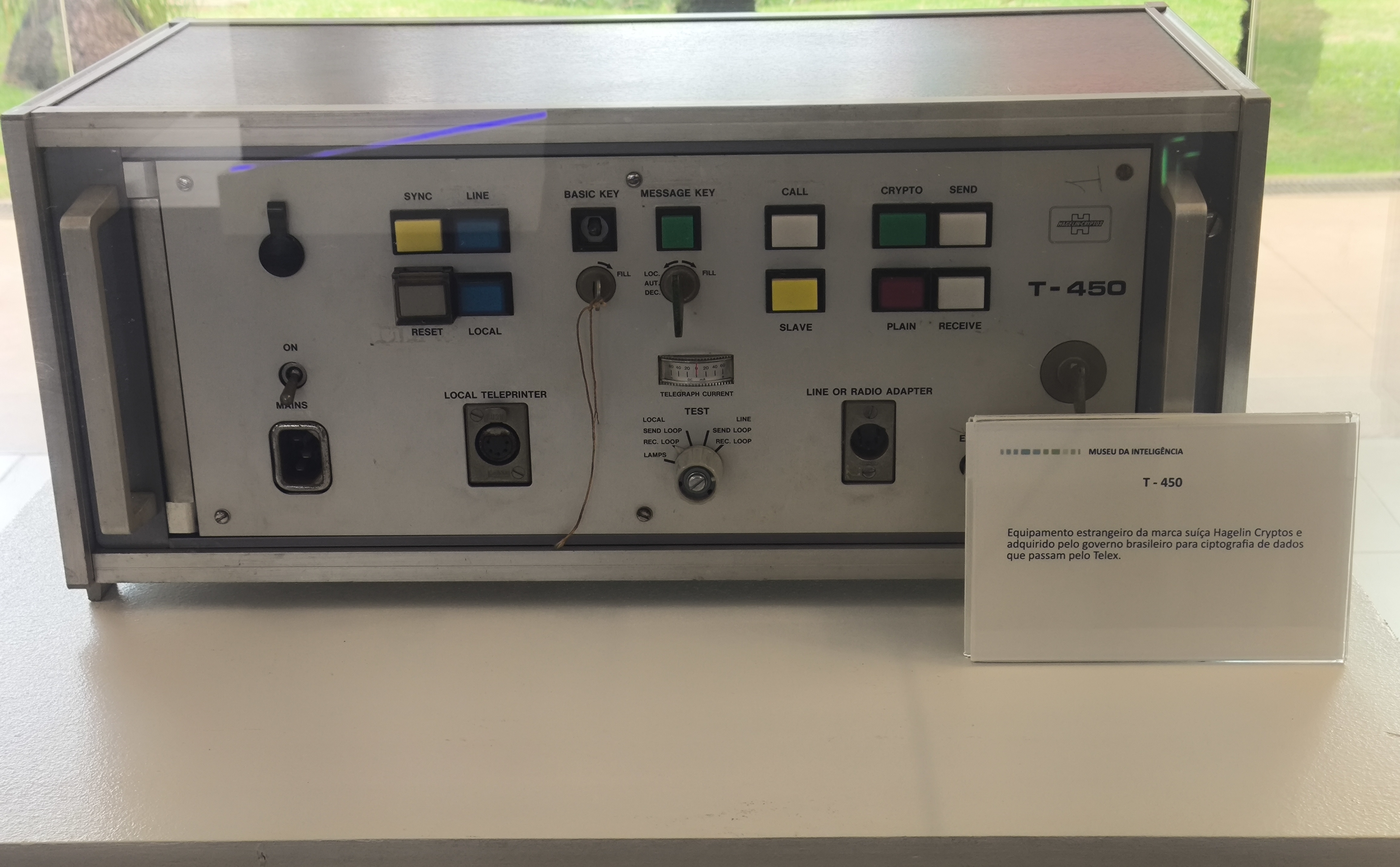 Equipamento criptográfico T-450 da marca suíça Hagelin Cryptos