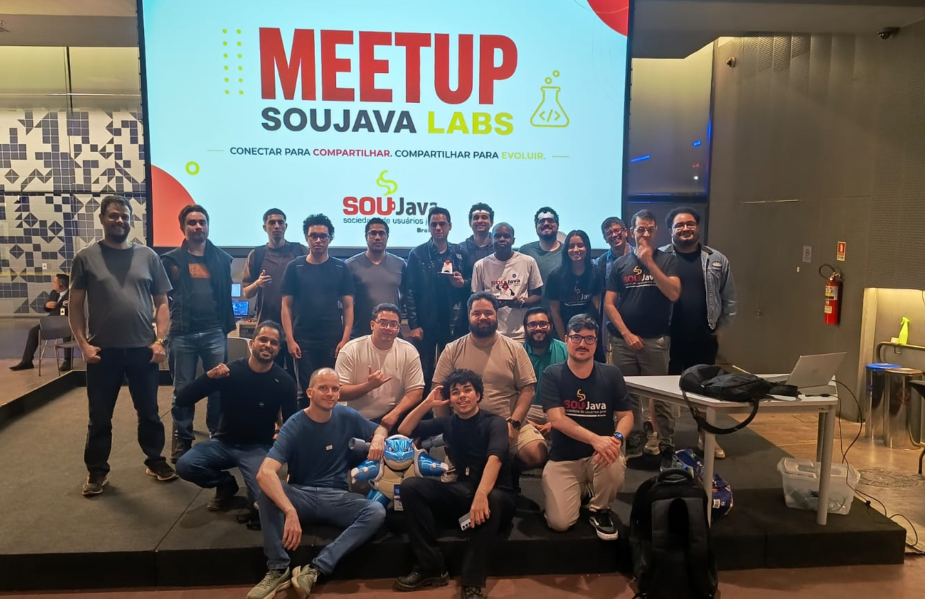 Foto final dos participantes do Meetup SouJava Brasília no SESI Lab